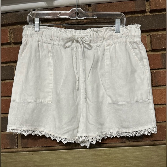Time and Tru Pants - 🛍️.Lace trimmed white 3 inches shorts with excellent condition.
